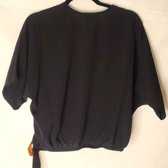 NWT - CROPPED BLIUSE BY THE LINE OF STYLE - Picture 2 of 9